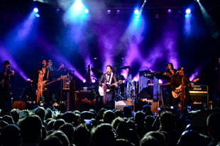 Wendy Melvoin front The Revolution