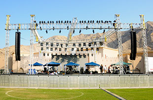 Rigging the Butterfly system for Tom Jones in Oman Tom Jones in Oman
