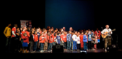 Paul Reisler performs with Kid Pan Alley students Paul Reisler