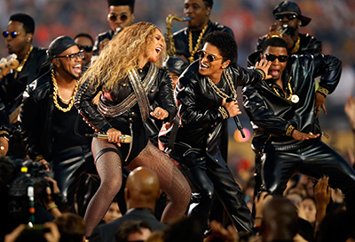 Beyoncé with gold SKM 9000/MD 9235 and to Bruno Mars with SKM 5200/MD 5235 at Super Bowl 50 (Pic: Ezra Shaw/Getty Images Sport) Super Bowl 50
