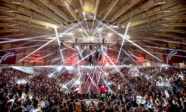 The Gashouder with LR18 line array cluster