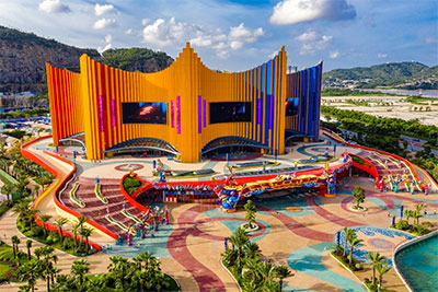 The Chimelong Theatre’s circus tent theme informs its impressive rolling external façade. 