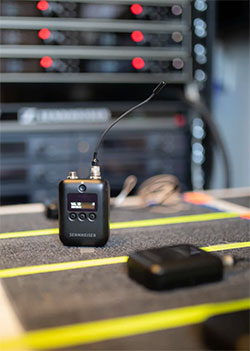 SK 6212 mini-bodypack transmitter impresses with compact dimensions and an operating time of 12 hours