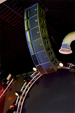 L-Acoustics A10 Focus, with a lone A10 Wide at the bottom of the array