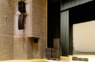 A mobile system of six Kiva II atop two SB15m and two SB18 per side, plus X12 and X8 as monitors on stage