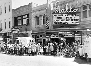 Rialto Theater, exterior, early days (Pic: Granola via cinematreasures.org)