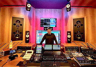 Pino Pischetola in the Pinaxa mixing room 