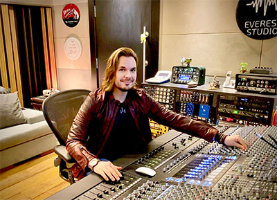 Thales Tonin at the Origin analogue mixing console 