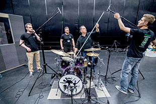 Students miking drums (Pic: Ferenc Molnár)