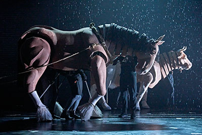 Boxer (puppeteers Elisa De Grey, Matt Tait and Rayo Patel) and Clover (puppeteers Yana Penrose and Edie Edmundson) (Pic: Manuel Harlan)