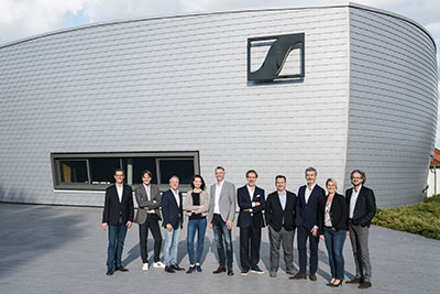 The new management team of the Sennheiser Group, consisting of Co-CEOs, EMB and extended EMB (from left to right): Steffen Heise, Markus Redelstab, Dr. Andreas Sennheiser, Yasmine Riechers, Dr. Andreas Fischer, Ralf Oehl, Greg Beebe, Ron Holtdijk, Mareike Oer, Daniel Sennheiser