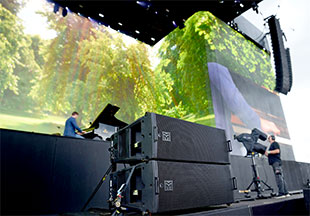 Gus Stewart on the Old Oak Stage