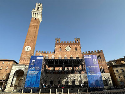 Piazza del Campo rigged for the Concerto per l’Italia,