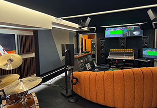 Shiny Eyes integrated monitoring and performance space