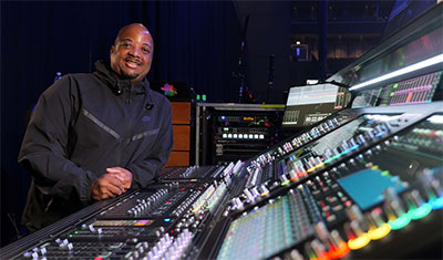Drake Monitor Engineer Chris Lee at his DiGiCo Quantum852