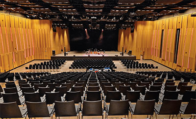 72 Renkus-Heinz loudspeakers inconspicuously installed above the stage, in the side and front walls, between the acoustic panels and in the ceiling