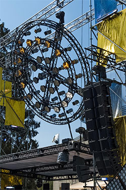 The electronic stage featured two clusters of six L-Acoustics K3 over three Kara each, plus an out-fill hang of four further Kara