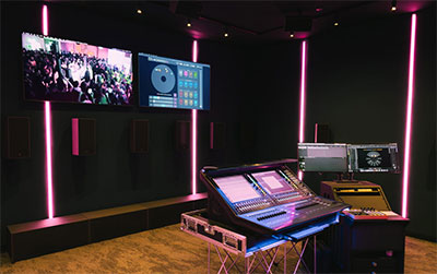 The first HYRISS showroom on the American continent gives architects, designers, and luxury integrators a hands-on demonstration of how a single room can shift from morning meditation to evening cinema to late-night listening lounge, without moving a piece of furniture (Pic: Chelsea Kornse)