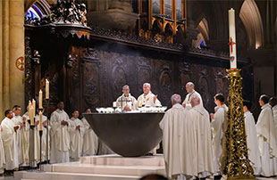 While mass is celebrated at the centre, a consistent stream of visitors circles around the priests ​(Pic: Jean-Baptiste Delerue)