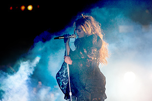 Beyoncé with Sennheiser SKM 9000