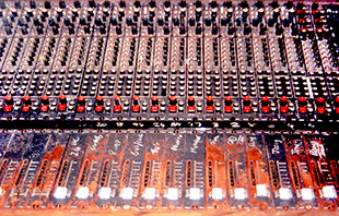 Analogue mixing desk