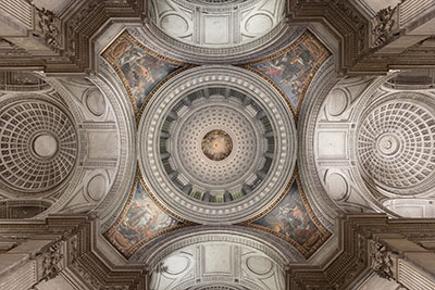 The loudspeakers are almost invisible in the Panthéon's dome
