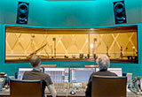 Ole Bunke (left) and Gregor Zielinsky at work in the control room adjoining the large recording studio. Two Neumann KH 420 are used as stereo main monitors